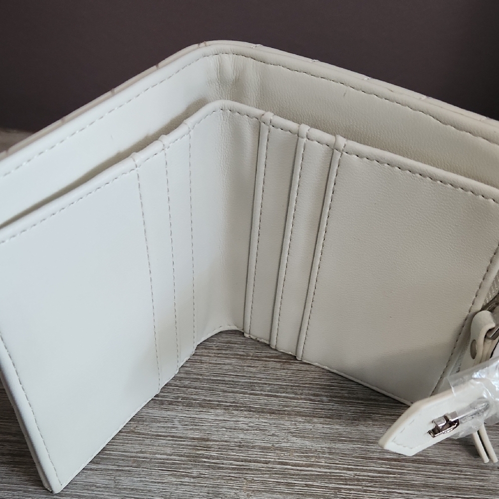 NWT Steve Madden White Quilted Wallet - Picture 3 of 5